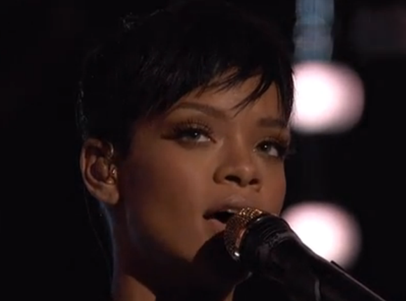 Rihanna perform “Diamonds” On The Voice