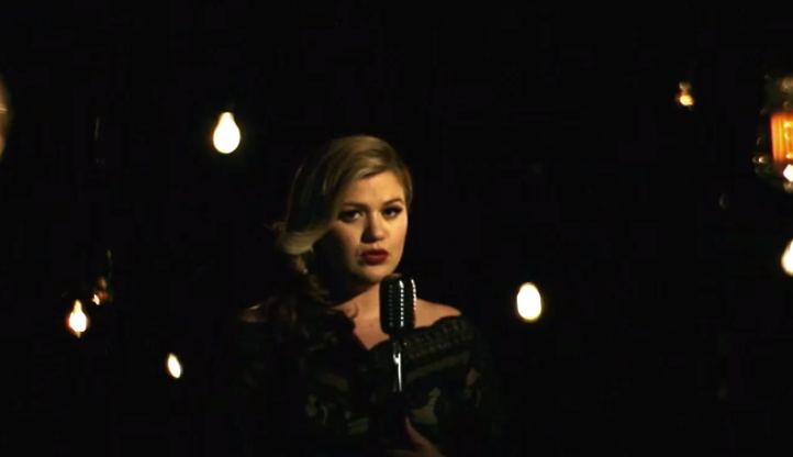 Kelly Clarkson - Wrapped in Red (Video)